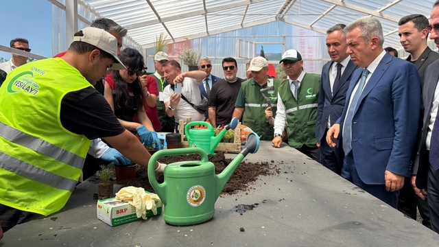 Ekrandan toprağa: İzmir'de gençler için 'Doğal Yaşam Köyü' kuruldu
Öğrenciler hem üretiyor hem de doğayla bağ kuruyor