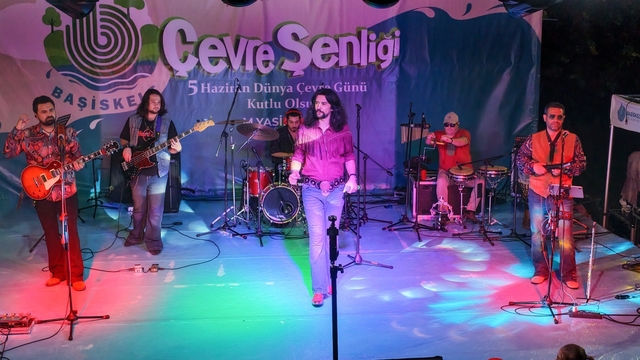 Anadolu Retro'dan Barış Manço şarkılarıyla konser coşkusu