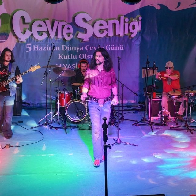 Anadolu Retro'dan Barış Manço şarkılarıyla konser coşkusu