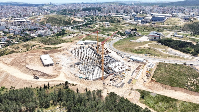 Çayırova Devlet Hastanesi'nde 200 yataklı, deprem izolatörlü inşaatta kaba yapının yarısına yaklaşıldı