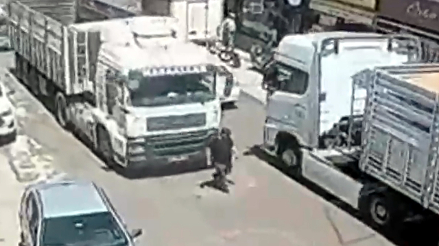 TIR'ın çarptığı yaya öldü; kaza kamerada