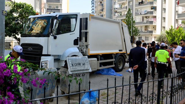Çöp kamyonunun altında kalan yaya öldü