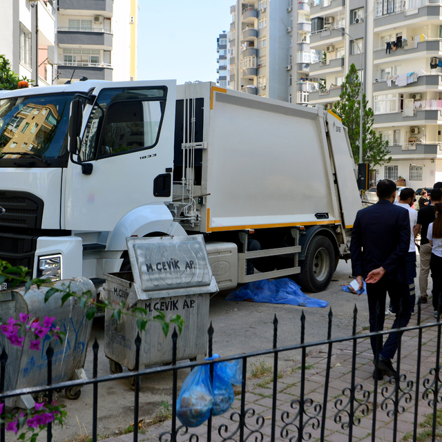 Çöp kamyonunun altında kalan yaya öldü
