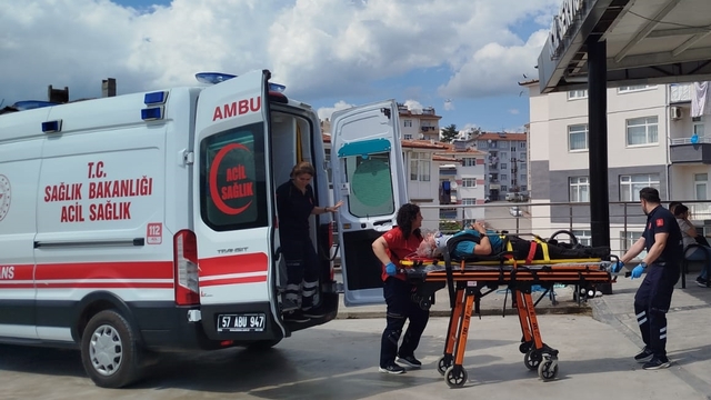 Boyabat'ta otomobilin çarptığı akülü engelli aracındaki kişi yaralandı