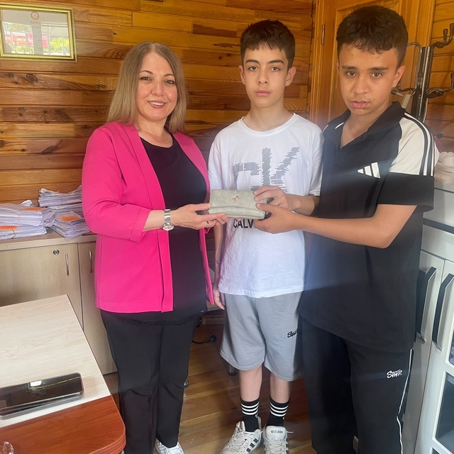 Eskişehir'de çocuklardan örnek davranış
Sokakta yürürken yerde buldukları c...