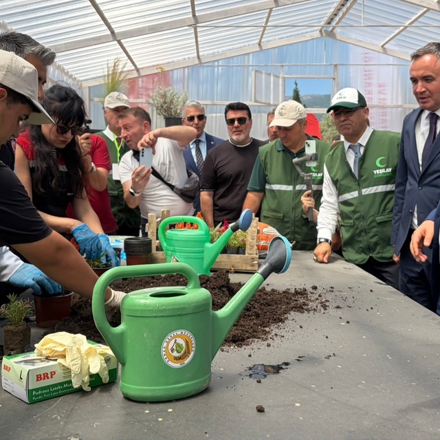 Ekrandan toprağa: İzmir'de gençler için 'Doğal Yaşam Köyü' kuruldu
Öğrencil...