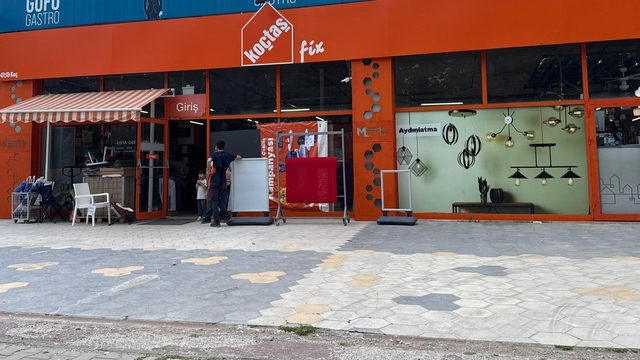Muğla'da Koç Holding'e bağlı Koçtaş'a taşlı saldırı