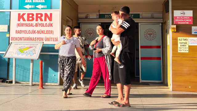 Mangaldaki ateşin üzerine düşen 2 yaşındaki Emral yaralandı