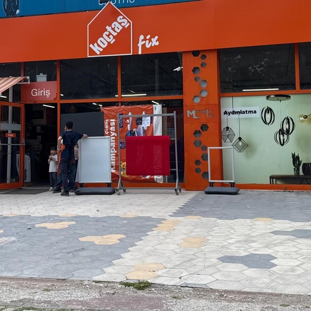 Muğla'da Koç Holding'e bağlı Koçtaş'a taşlı saldırı
