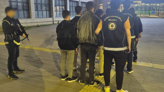 Afyonkarahisar'da göçmen kaçakçılığı operasyonunda 8 düzensiz göçmen yakalandı
Göçmenlere maddi menfaat karşılığında ev kiralayan organizatör gözaltına alındı