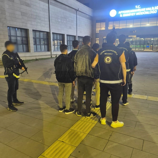 Afyonkarahisar'da göçmen kaçakçılığı operasyonunda 8 düzensiz göçmen yakala...