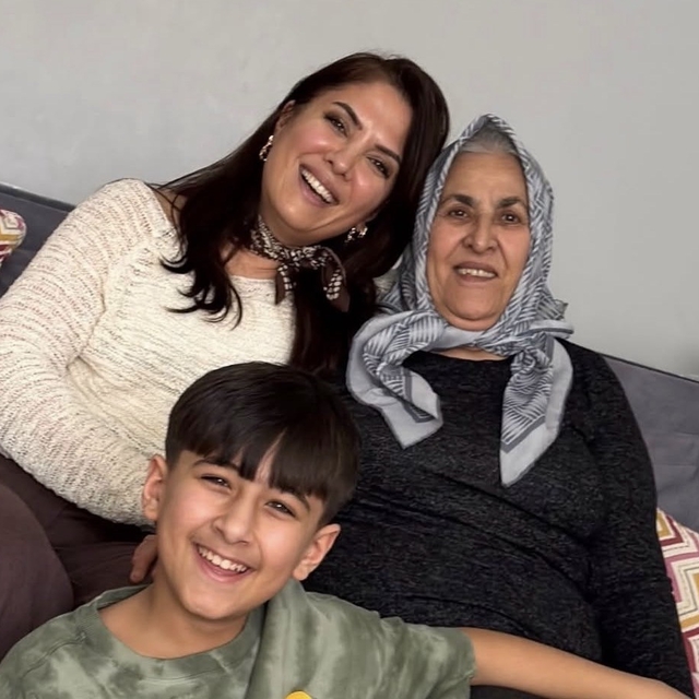 Ünlü yazar Dilek Cesur'un annesi gözyaşları içinde toprağa verildi