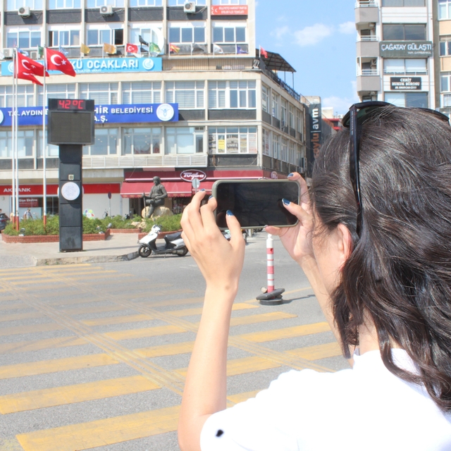 Aydın'da sıcaklar aniden  yükseldi, termometre 42 dereceyi gösterdi