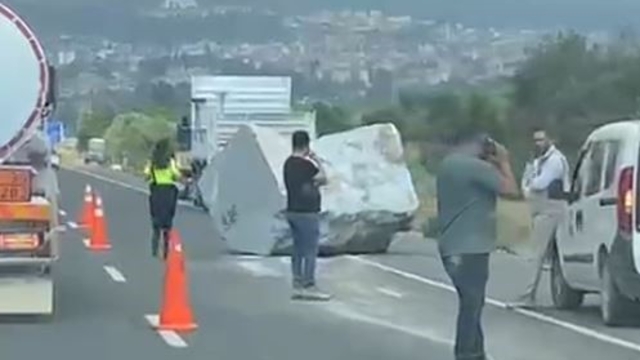 Karayolunda facianın eşiğinden dönüldü
Seyir halindeki kamyondan karayoluna tonlarca ağırlığında mermer blok düştü