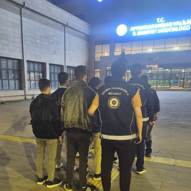 Afyonkarahisar'da yakalanan 8 düzensiz göçmen sınır dışı edildi