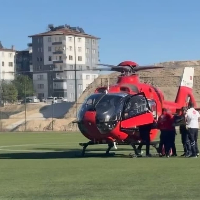 Bacağı kırılan yaşlı adam ambulans helikopterle Malatya'ya sevk edildi