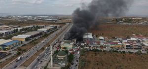 Konya'da yatak fabrikasında yangın; 1 itfaiye eri yaralandı