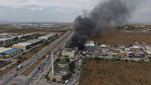 Konya'da yatak fabrikasında yangın; 1 itfaiye eri yaralandı