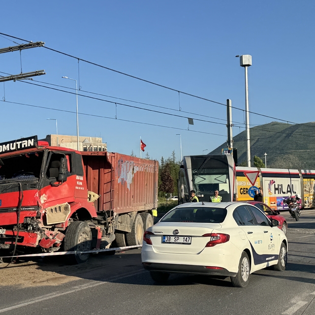 Kayseri'de tramvayla kamyonun çarpıştığı kazada 5 kişi yaralandı