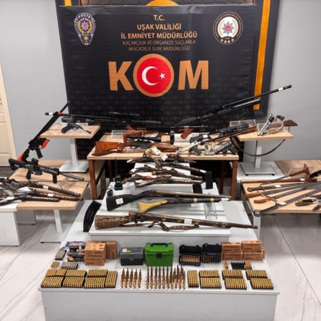 Uşak'ta bir ev ve iş yerinde 8 tabanca, 17 tüfek ele geçirildi