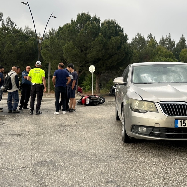Burdur'da motosiklet ile otomobil çarpıştı: 1 yaralı