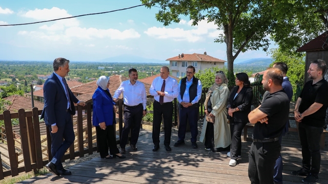 TBMM Yapay Zeka Araştırma Komisyonu Başkanr Dönmez ve Sarıeroğlu. Konuralp Antik Kenti/ni gezdi