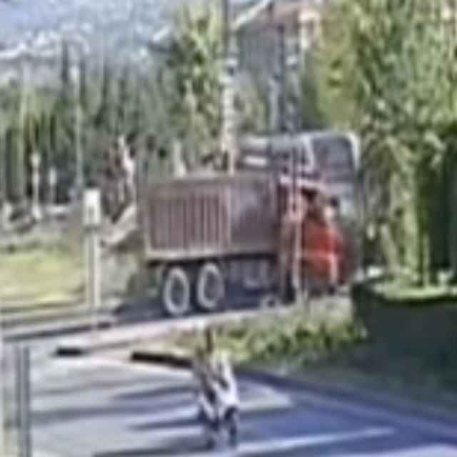 Tramvay ve kamyonun çarpıştığı kaza kamerada