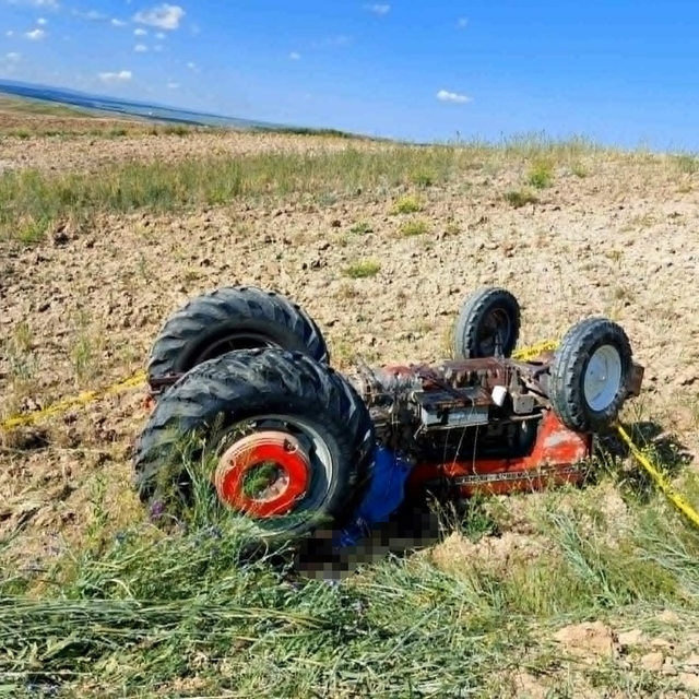 Devrilen traktörün altında kalan sürücü hayatını kaybetti