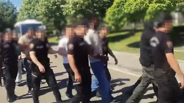 Gaziantep'te nitelikli dolandırıcılık operasyonu: 14 tutuklama
Şüphelilerin banka hesaplarında 38 milyon TL işlem hacmi tespit edildi