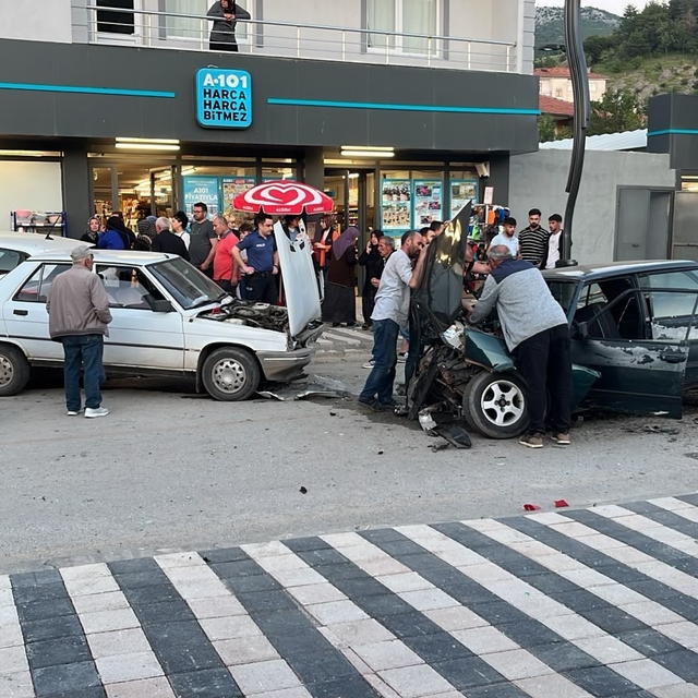 Yozgat'ta otomobilin park halindeki araçlara çarpması sonucu 5 kişi yaralan...