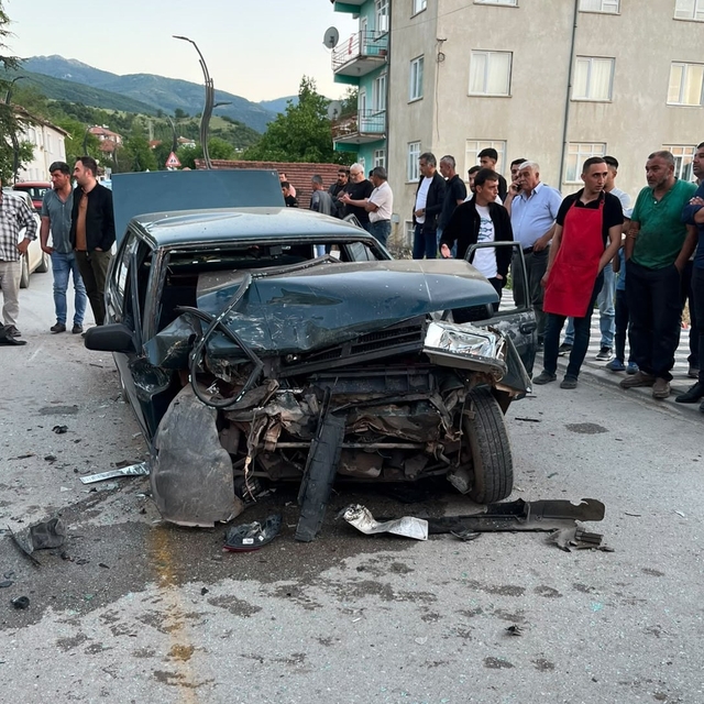 Yozgat'ta freni patlayan otomobil iki araca çarptı: 6 yaralı