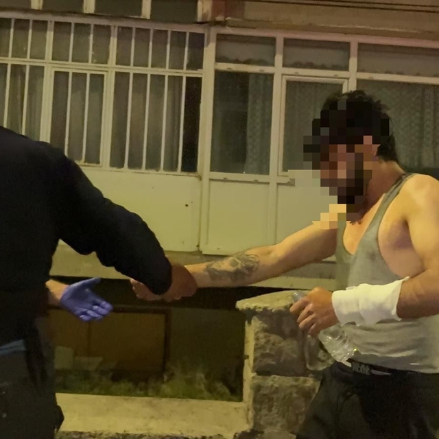 Evinde bıçakla kendine zarar veren şahsın hayatını polisin telefon detayı k...