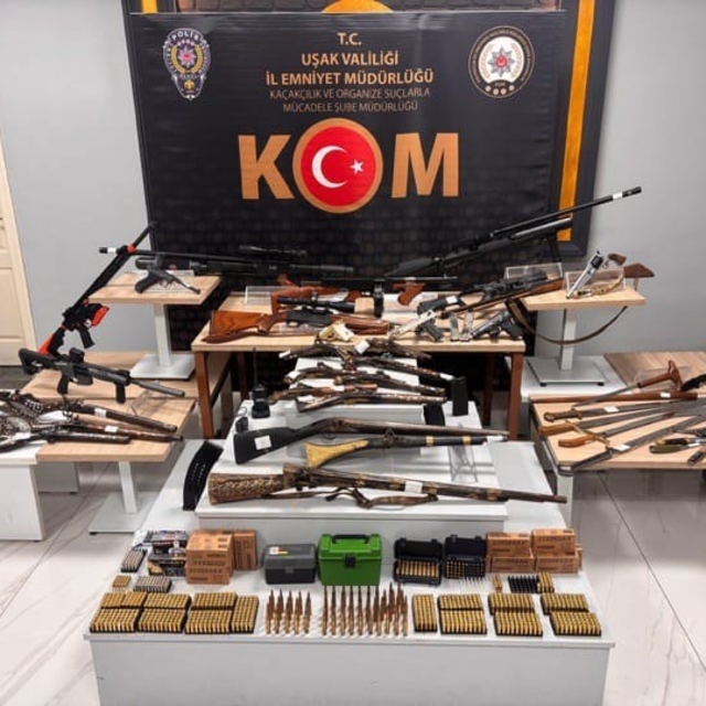 Uşak'ta silah ve tarihi nitelikteki tüfekler ele geçirildi