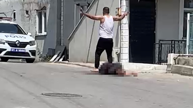 Sokak ortasında eşini öldüren koca: "Çocuğumla göz göze gelince durdum"
Dilovası'nda eşini sokak ortasında öldüren zanlı tutuklandı