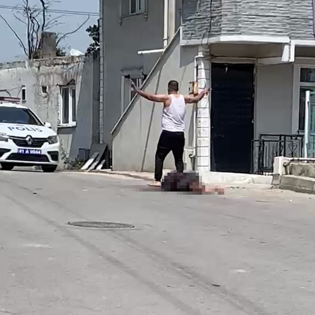 Sokak ortasında eşini öldüren koca: "Çocuğumla göz göze gelince durdum"
Dil...