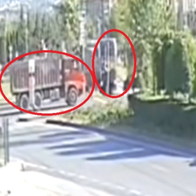 Kamyon ile tramvayın çarpışması kamerada; 5 yaralı