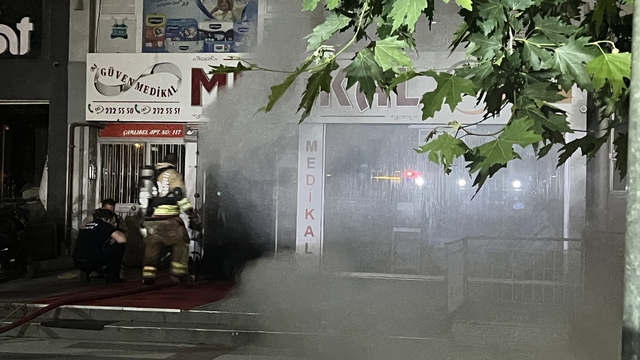 Manisa'da medikal ürünler satan iş yerinde yangın