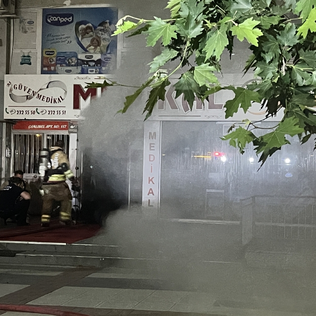 Manisa'da medikal ürünler satan iş yerinde yangın