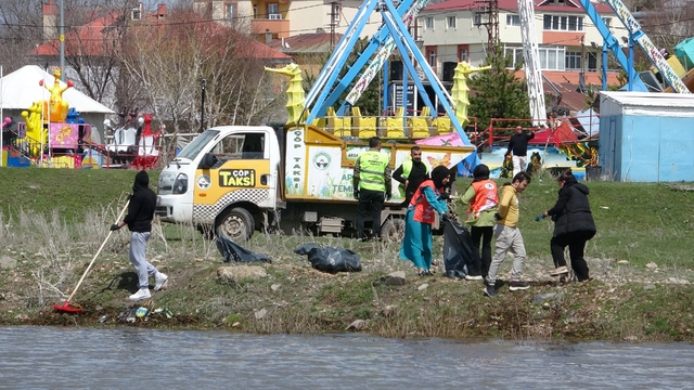 Üniversite öğrencileri, Kura Nehri çevresinde çöp topladı