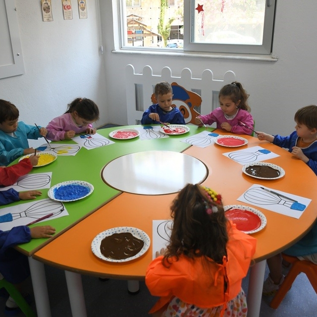 Kuşadası'ndaki Çocuk Gelişim Merkezi yazın da hizmet vermeye devam ediyor