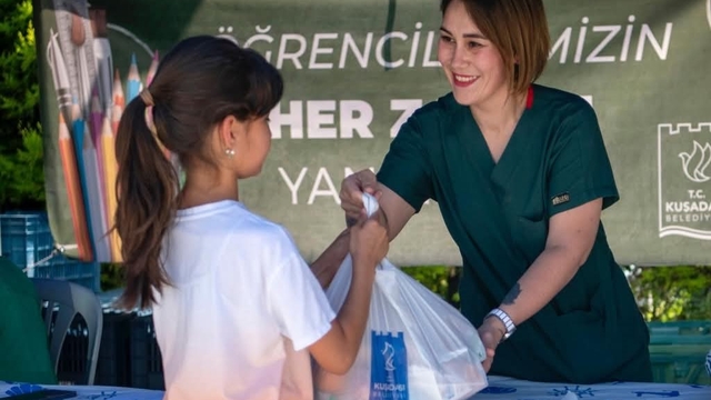 Kuşadası'nda öğrencilere 122 bin beslenme paketi desteği