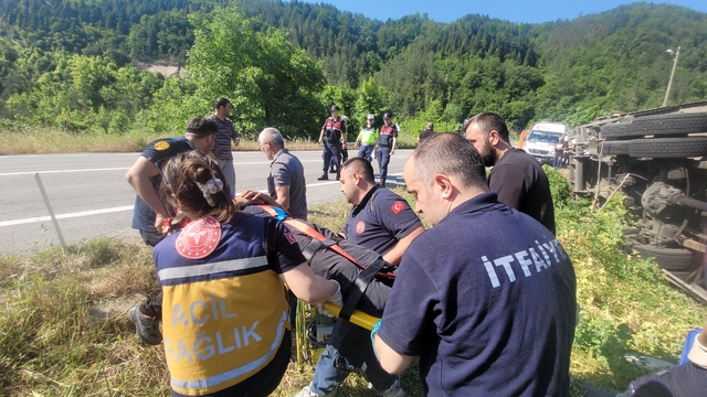 Freni boşalan kamyon devrildi, ekipler sürücüyü kurtarmak için zamanla yarıştı
