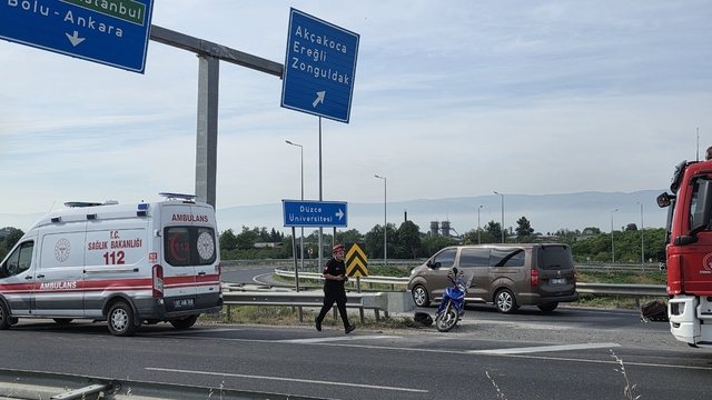 Virajı alamayan motosiklet sürücüsü bariyere çarptı