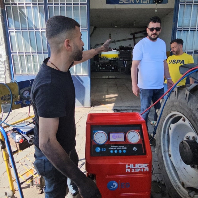 Erciş'te sıcak hava etkisini gösterdi, sürücüler klima için sanayiye akın e...