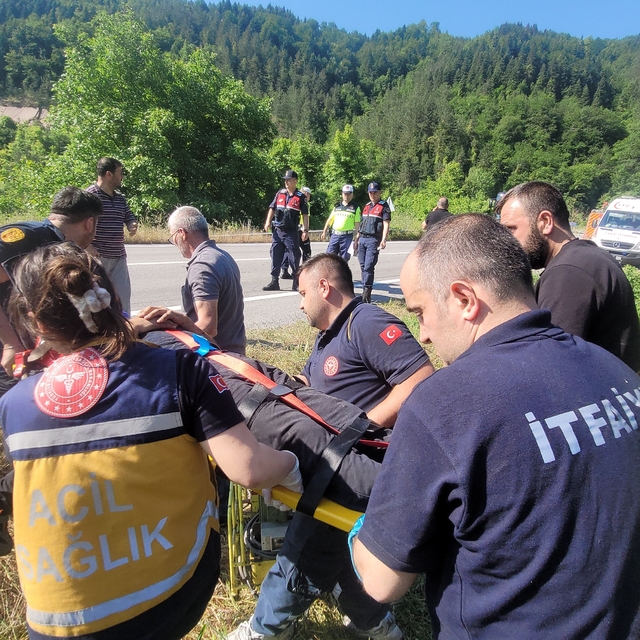 Freni boşalan kamyon devrildi, ekipler sürücüyü kurtarmak için zamanla yarı...