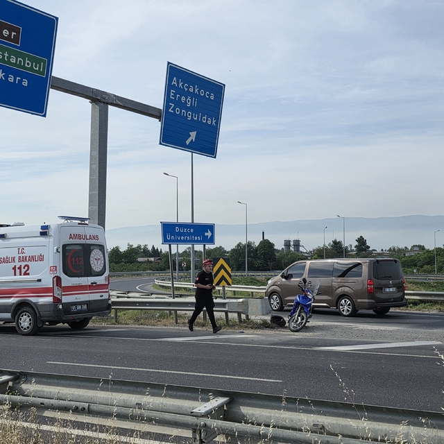 Virajı alamayan motosiklet sürücüsü bariyere çarptı