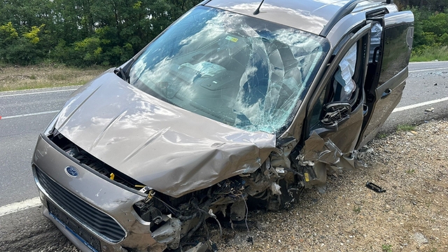 Otomobille hafif ticari araç çarpıştı: 5 yaralı