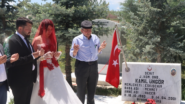 En mutlu gününde ismini aldığı şehit amcasını unutmadı
Gelin, damat ve aile yakınları düğün öncesi Şehir Hasan Hüseyin Üngör'ün kabrini ziyaret ettiler