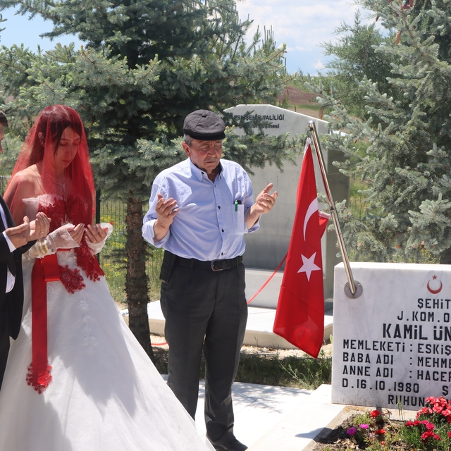 En mutlu gününde ismini aldığı şehit amcasını unutmadı
Gelin, damat ve aile...
