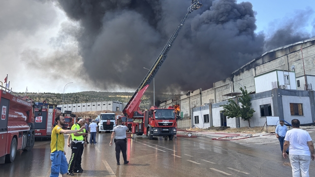 Gaziantep'te fabrika yangını: Ekiplerin müdahalesi sürüyor
Olay yerine çok sayıda ekip sevk edildi